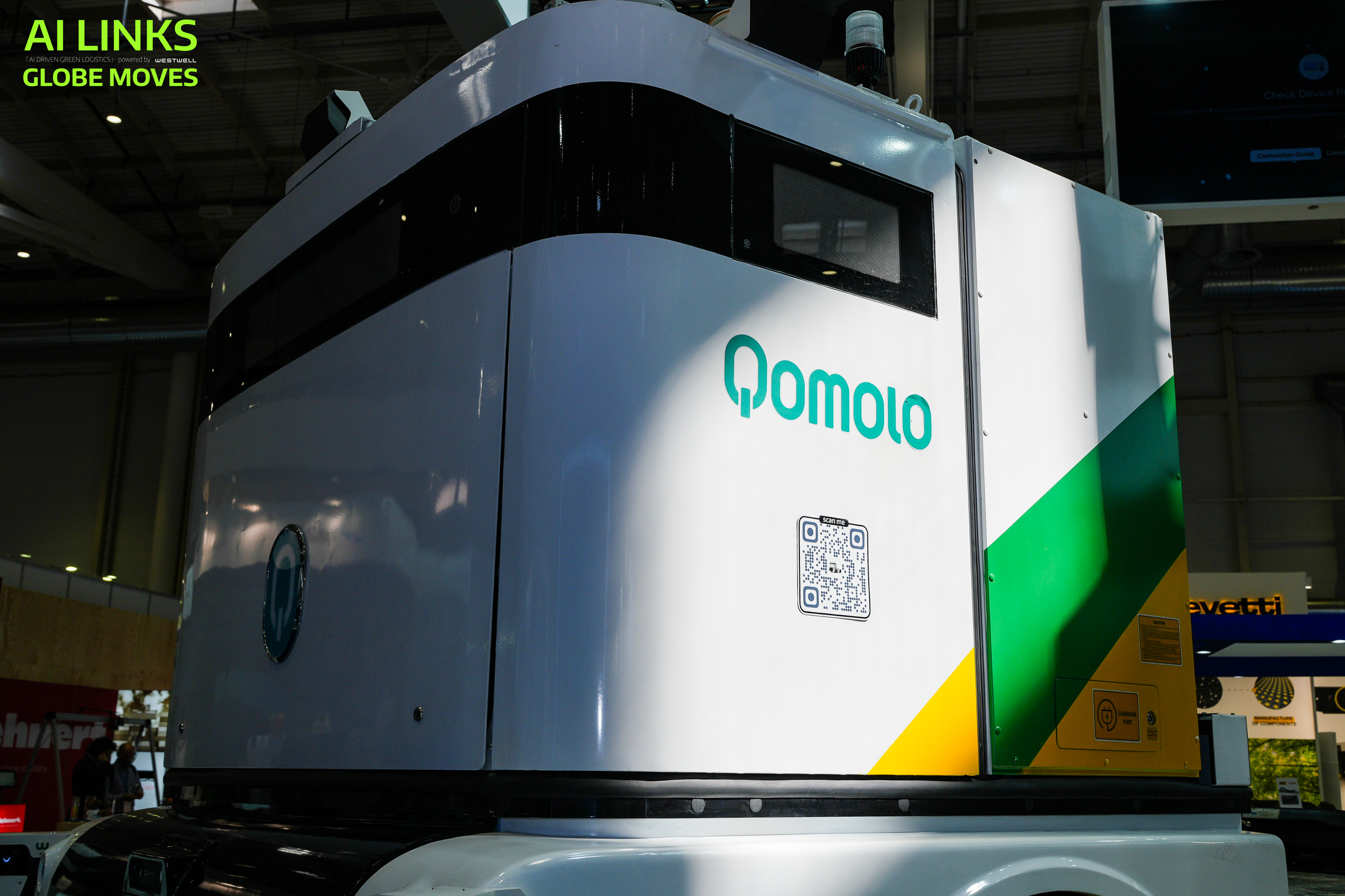 西井科技 Westwell 在 TOC 2026 现场展示 Q-Truck 无人驾驶电动港口牵引车。