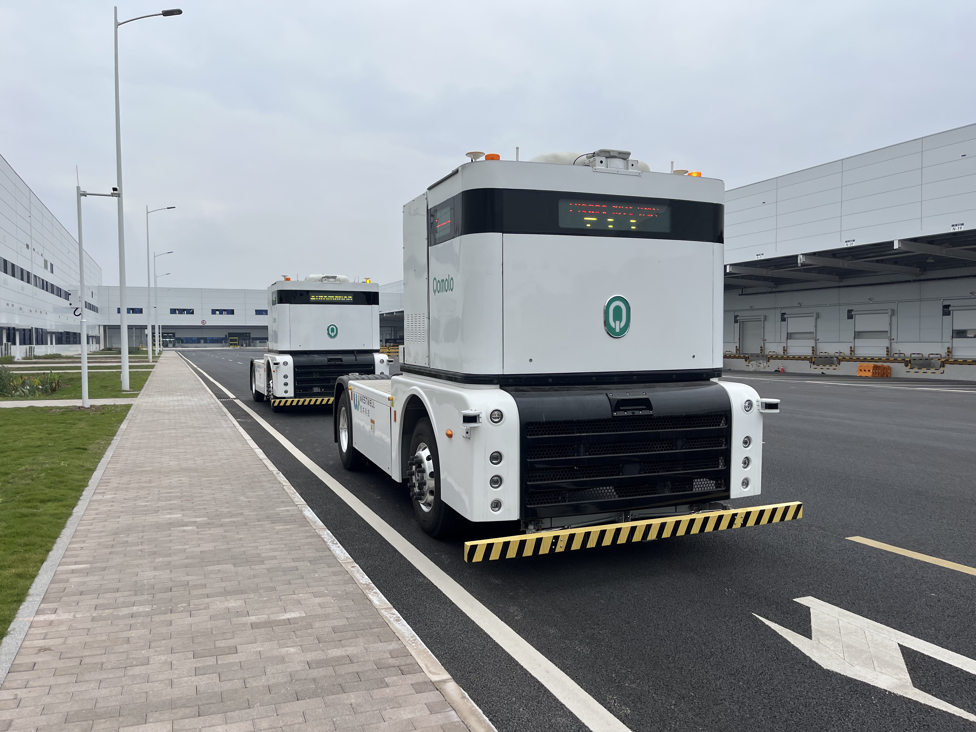 西井科技Q-Truck在赛力斯重庆超级工厂执行重载物料运输。